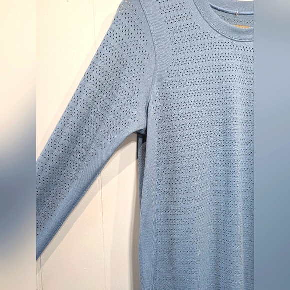 Lululmon Breeze Long Sleeve Top‎ Hydrangea Blue Size 6 Perforated Permformance - Picture 2 of 6